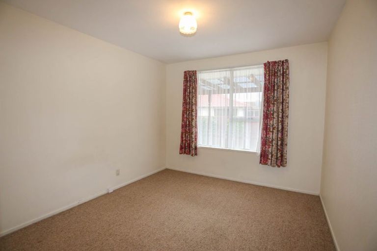 Photo of property in 6 Karnak Crescent, Russley, Christchurch, 8042