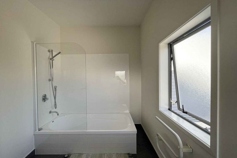 Photo of property in 76h Edmonton Road, Henderson, Auckland, 0612