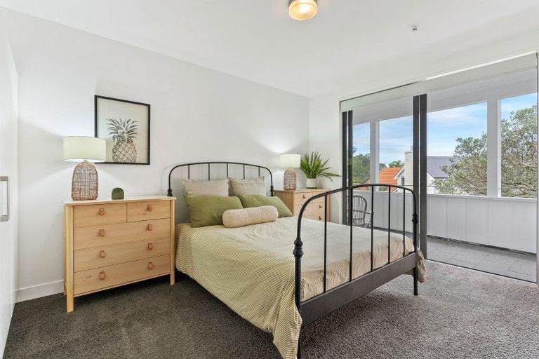 Photo of property in 33a Stanley Point Road, Stanley Point, Auckland, 0624