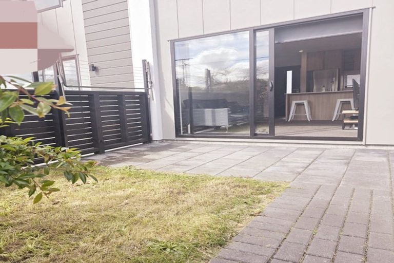 Photo of property in 2/66 Metcalfe Road, Ranui, Auckland, 0612