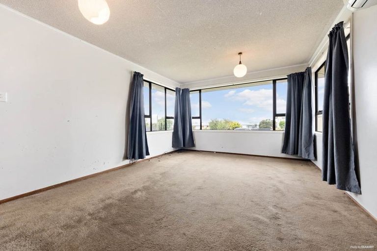 Photo of property in 34 Kirrie Avenue, Te Atatu South, Auckland, 0610