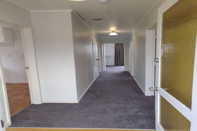 Photo of property in 17a Kingsbridge Place, Newlands, Wellington, 6037