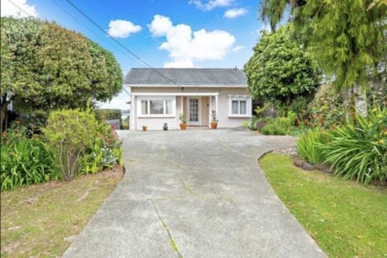 Photo of property in 19 Stanley Point Road, Stanley Point, Auckland, 0624
