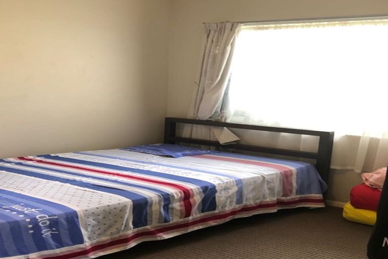 Photo of property in 1 Rixon Place, Te Atatu Peninsula, Auckland, 0610