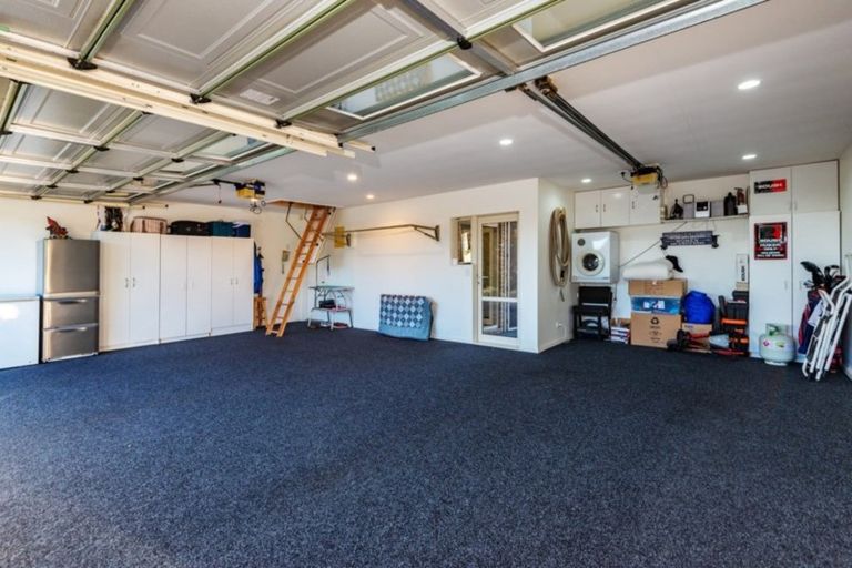 Photo of property in 40 Moyrus Crescent, East Tamaki Heights, Auckland, 2016