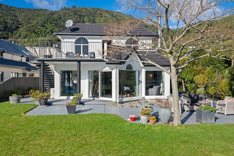Photo of property in 37 Waikawa Road, Picton, 7220