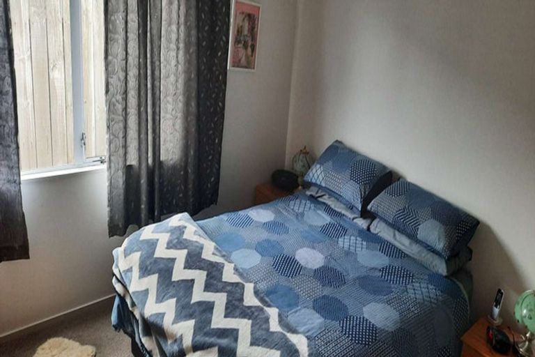Photo of property in 2 Davern Lane, New Lynn, Auckland, 0600
