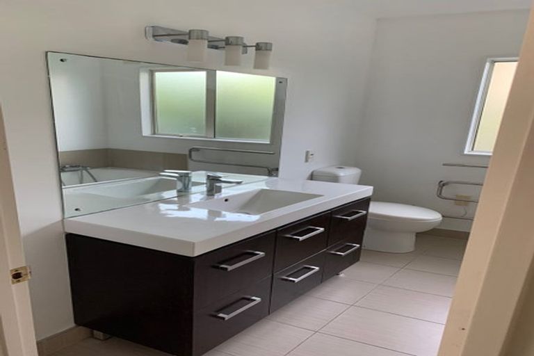 Photo of property in 5 St Thomas More Lane, Glenfield, Auckland, 0629