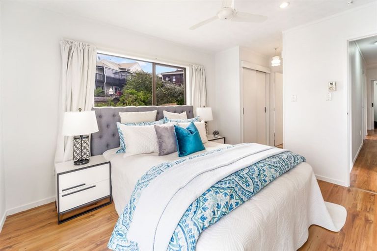 Photo of property in 2/19 Cassandra Grove, Totara Vale, Auckland, 0629