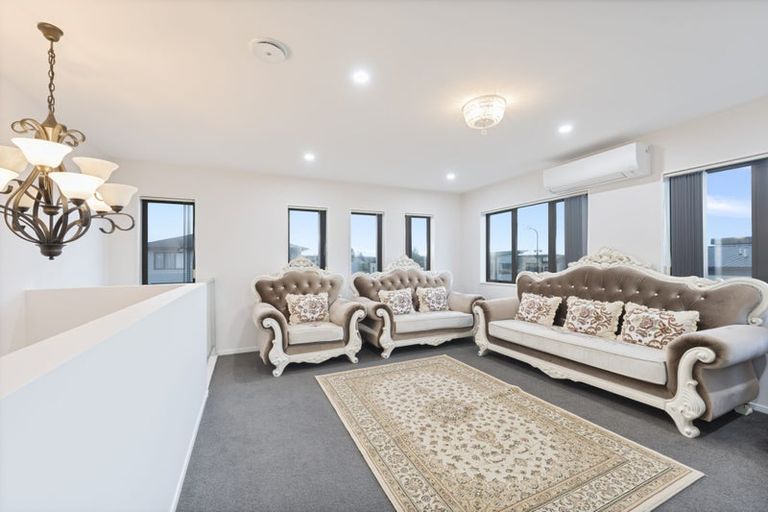 Photo of property in 22 Millcroft Lane, Ranui, Auckland, 0612