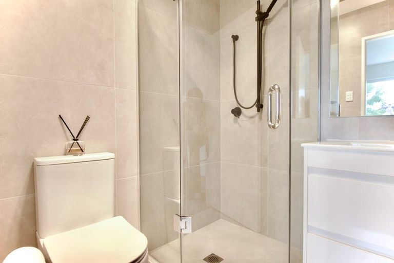 Photo of property in 5/1a Royal View Road, Te Atatu South, Auckland, 0610