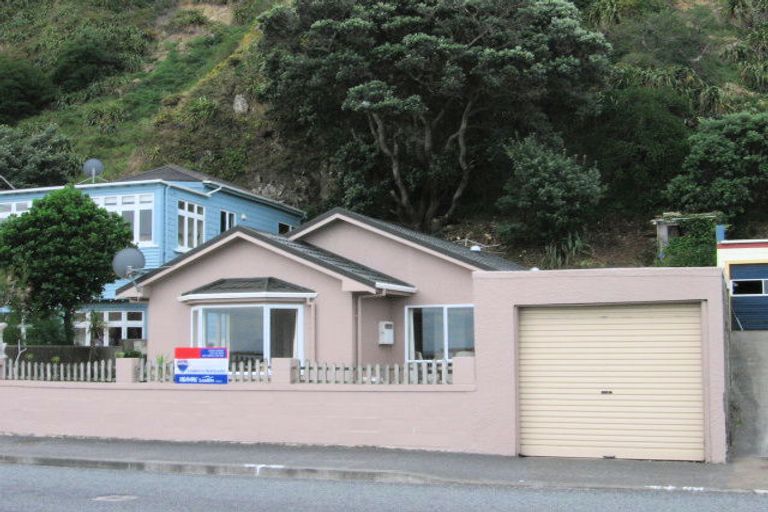 Photo of property in 196 The Esplanade, Island Bay, Wellington, 6023