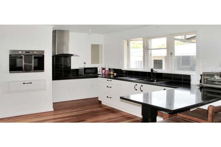 Photo of property in 16 Seddon Street, Takaro, Palmerston North, 4412
