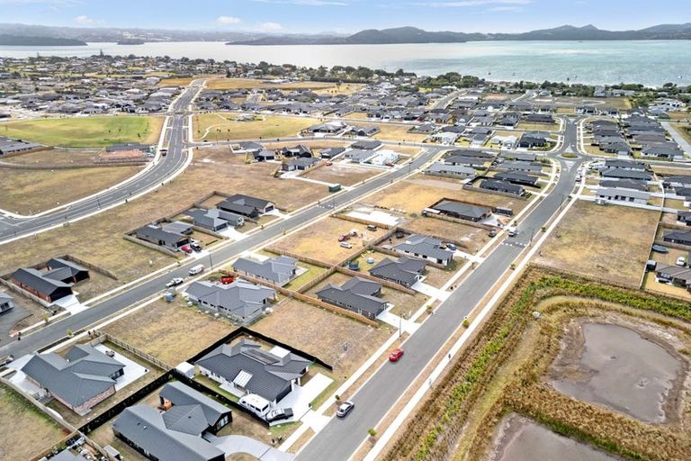 Photo of property in 32 Te Piriti Road, One Tree Point, 0118