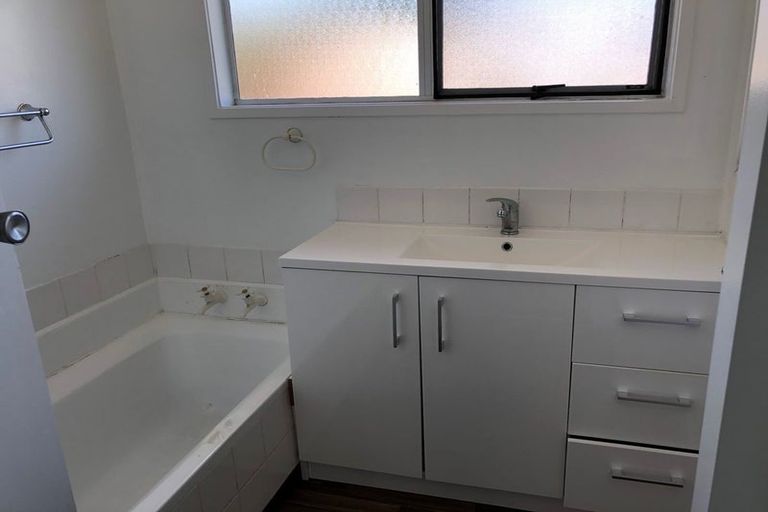 Photo of property in 30 Darren Crescent, Half Moon Bay, Auckland, 2012
