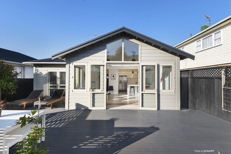 Photo of property in 17 Palm Avenue, Lyall Bay, Wellington, 6022