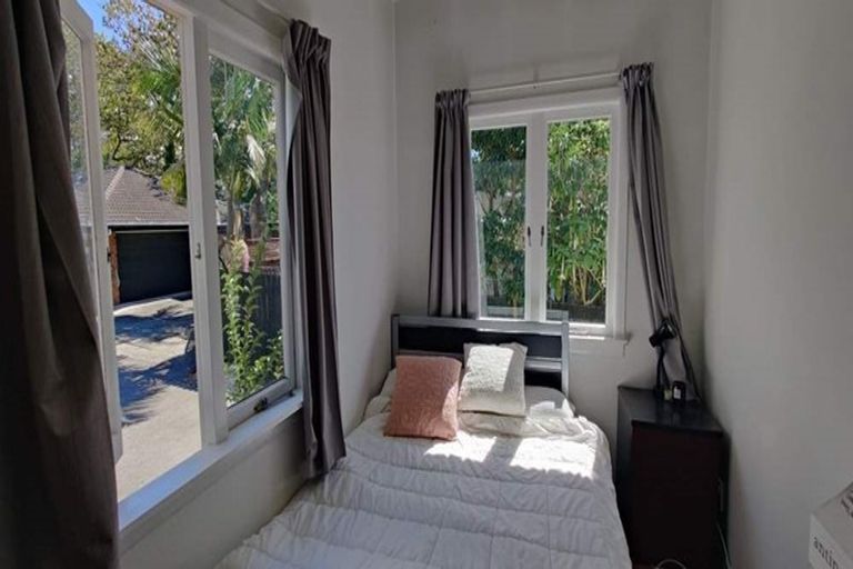 Photo of property in 2/180 Lake Road, Northcote, Auckland, 0627