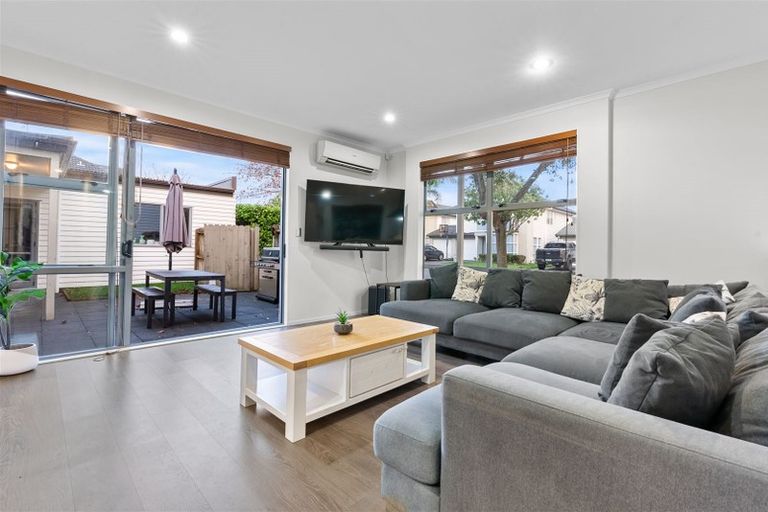 Photo of property in 15 The Track, Takanini, 2112