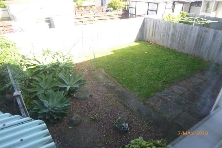Photo of property in 1b/2 Divich Avenue, Te Atatu South, Auckland, 0610