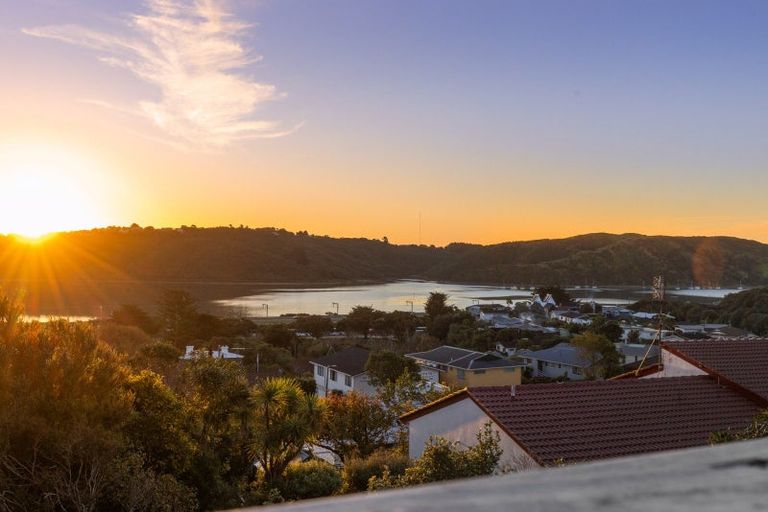 Photo of property in 10 Kinloch Place, Papakowhai, Porirua, 5024