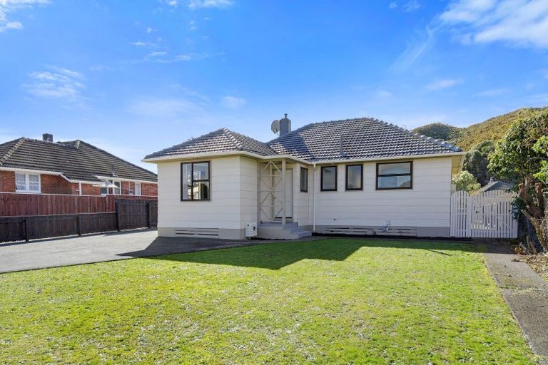 Photo of property in 104 Hewer Crescent, Naenae, Lower Hutt, 5011