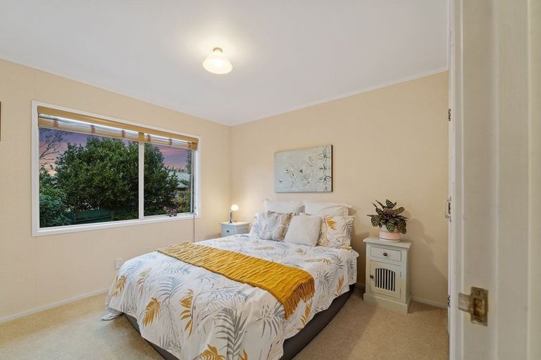 Photo of property in 2/3 Forsythe Place, Massey, Auckland, 0614