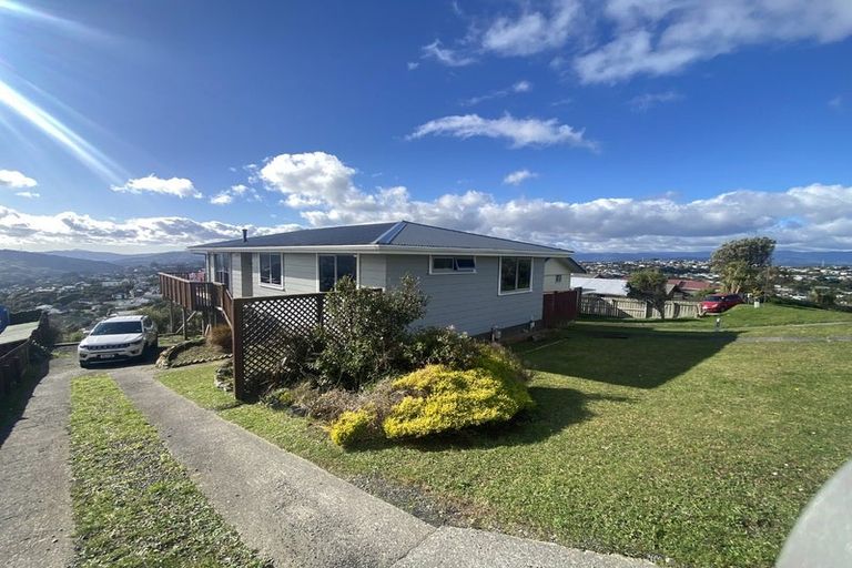 Photo of property in 61 Ruskin Road, Newlands, Wellington, 6037