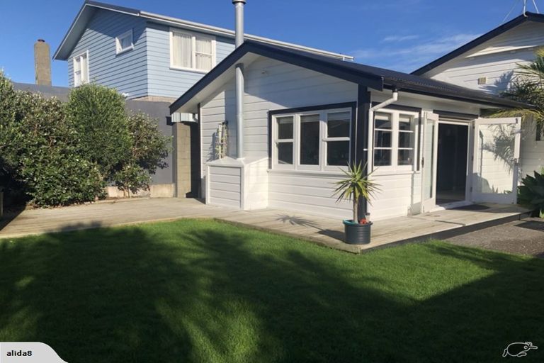 Photo of property in 10 Palm Avenue, Lyall Bay, Wellington, 6022