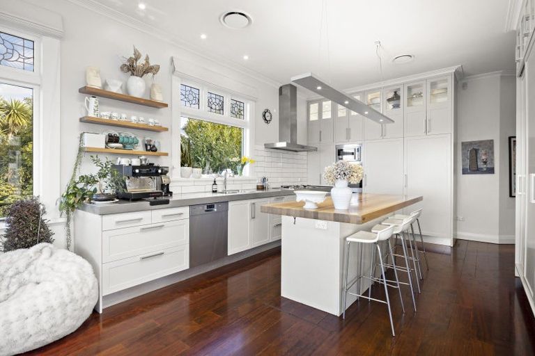 Photo of property in 39 Mills Road, Brooklyn, Wellington, 6021