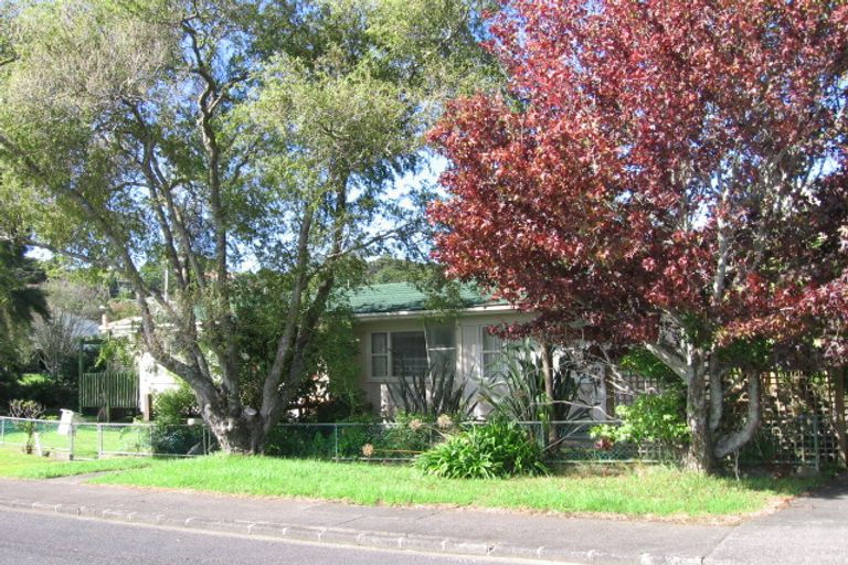 Photo of property in 1/2 Earl Road, Titirangi, Auckland, 0604