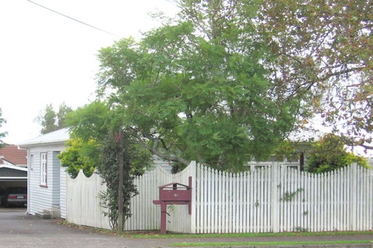 Photo of property in 2/33 West Coast Road, Glen Eden, Auckland, 0602