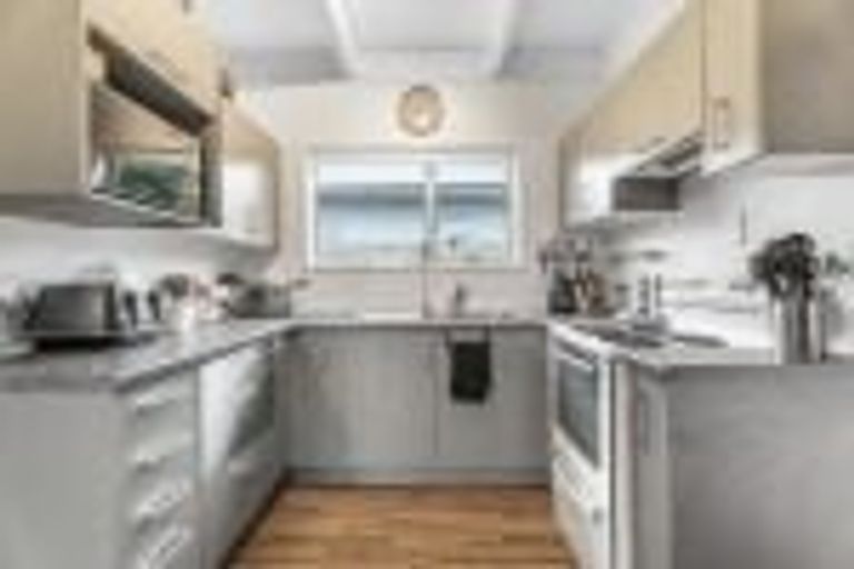 Photo of property in 1/2 Edwards Avenue, Henderson, Auckland, 0610