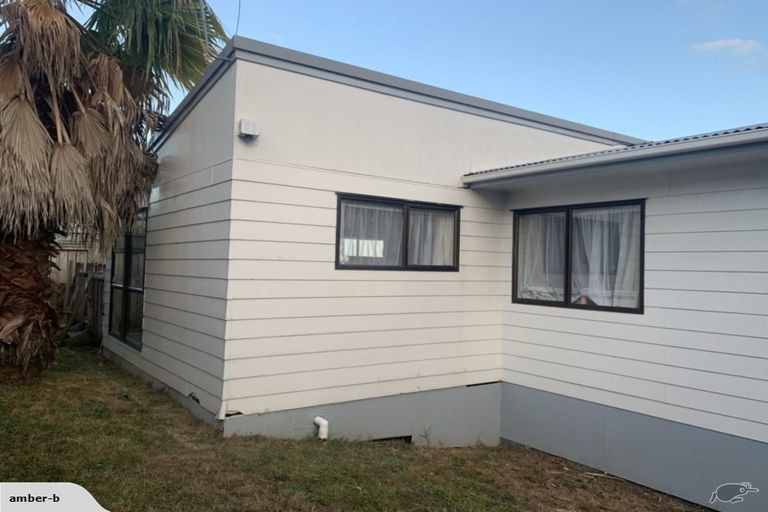 Photo of property in 18 Loughanure Place, Massey, Auckland, 0614