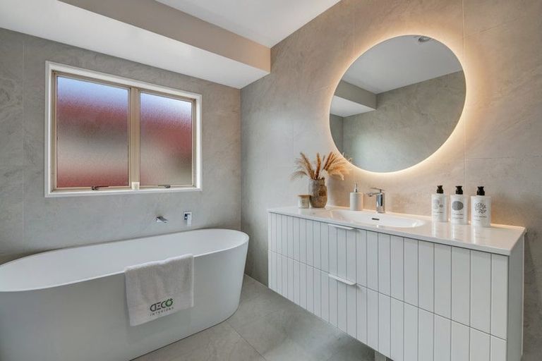 Photo of property in 6 Fulmar Way, Unsworth Heights, Auckland, 0632