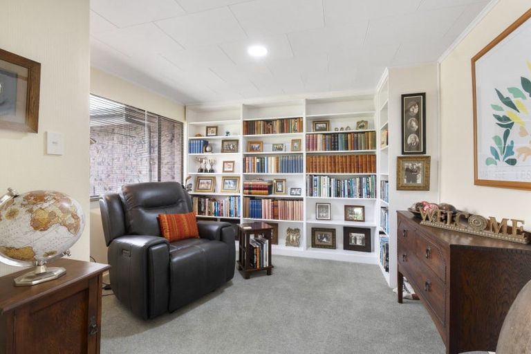 Photo of property in 18 Clifton Terrace, Fitzherbert, Palmerston North, 4410