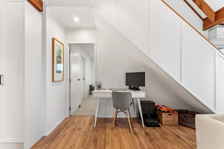 Photo of property in 6a D'oyly Drive, Stanmore Bay, Whangaparaoa, 0932