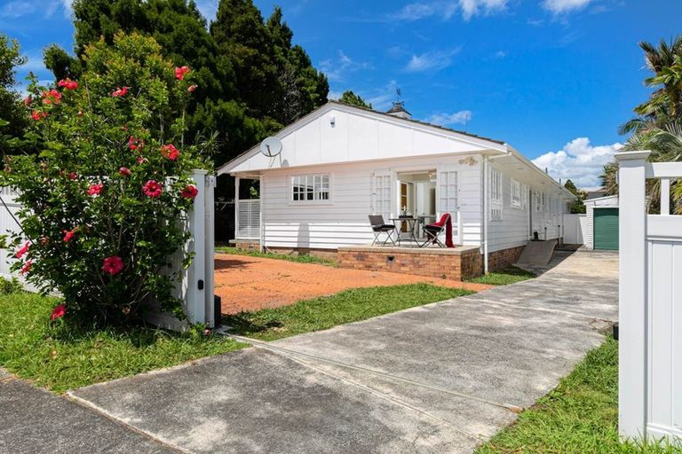 Photo of property in 1 Miltonia Avenue, Te Atatu South, Auckland, 0610