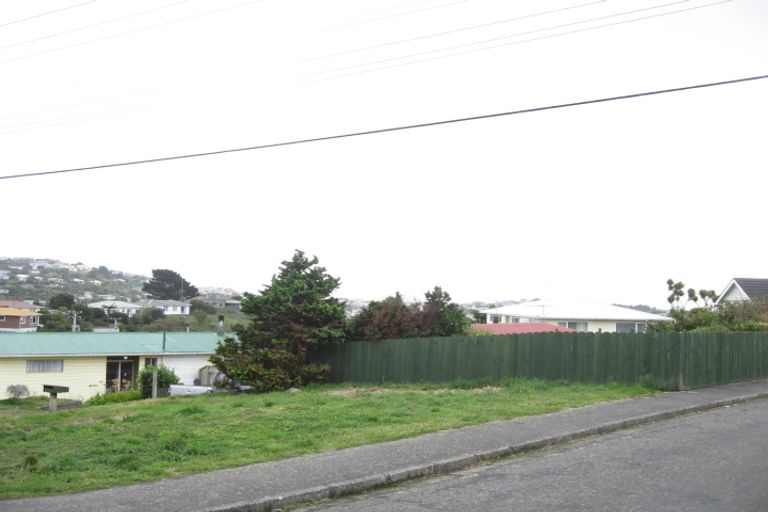 Photo of property in 1 Griffiths Grove, Newlands, Wellington, 6037