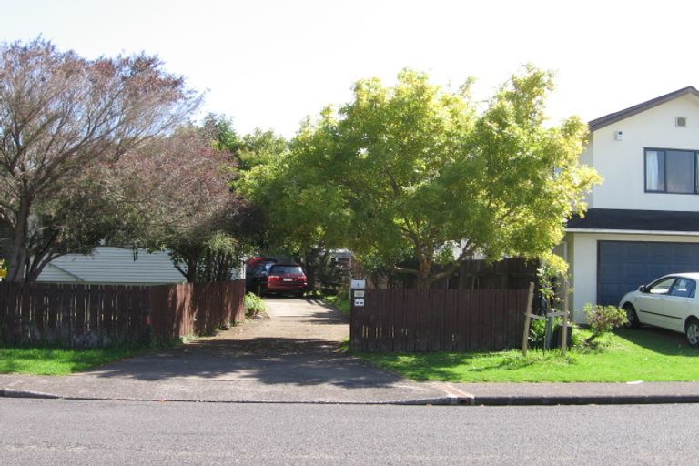 Photo of property in 1 Redwood Drive, Massey, Auckland, 0614