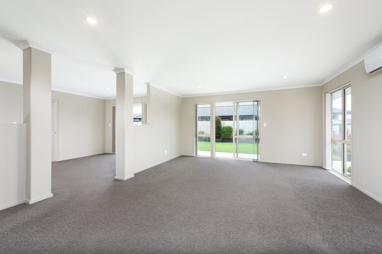Photo of property in 28 Rainey Crescent, Papamoa Beach, Papamoa, 3118