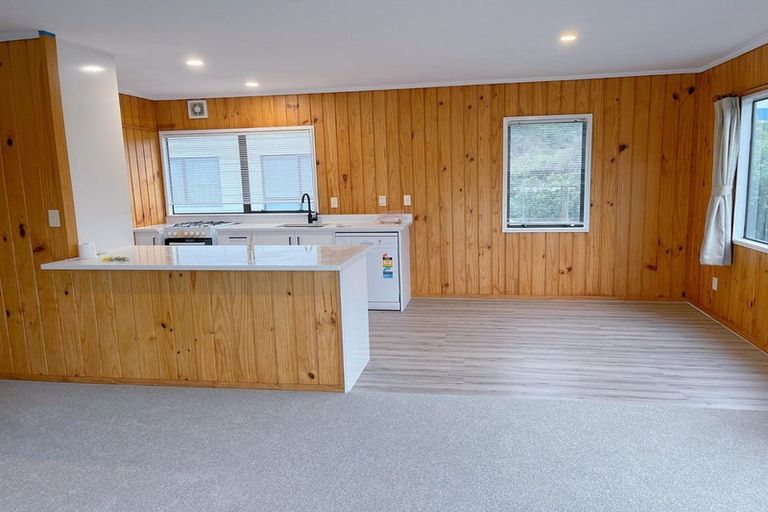 Photo of property in 42a Glanmire Road, Newlands, Wellington, 6037