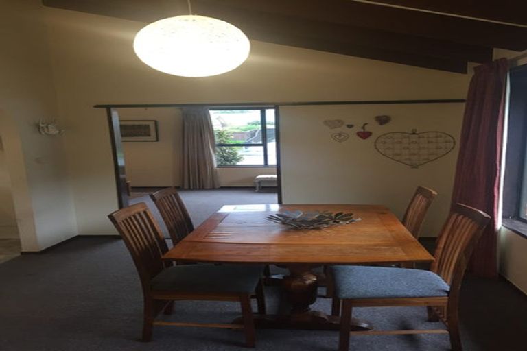 Photo of property in 12 Harkness Place, Avonhead, Christchurch, 8042