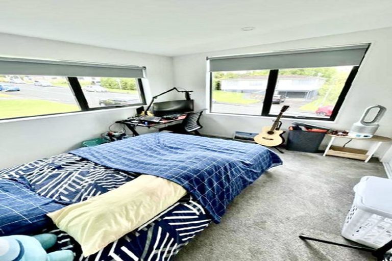 Photo of property in 12a Hewlett Road, Massey, Auckland, 0614