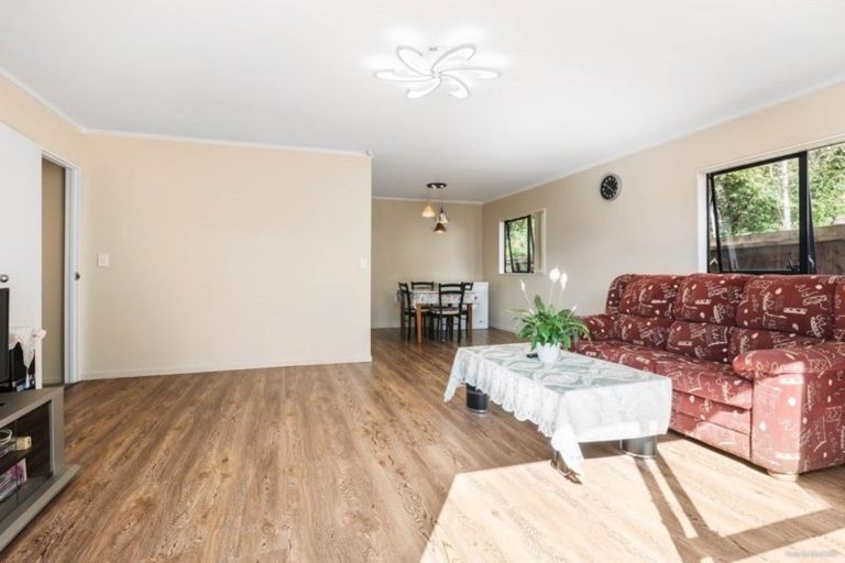 Photo of property in 2/8 Locket Road, Glenfield, Auckland, 0629