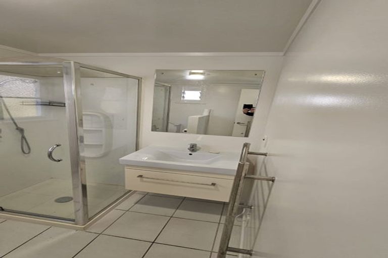 Photo of property in 6 Rixon Grove, Mount Victoria, Wellington, 6011