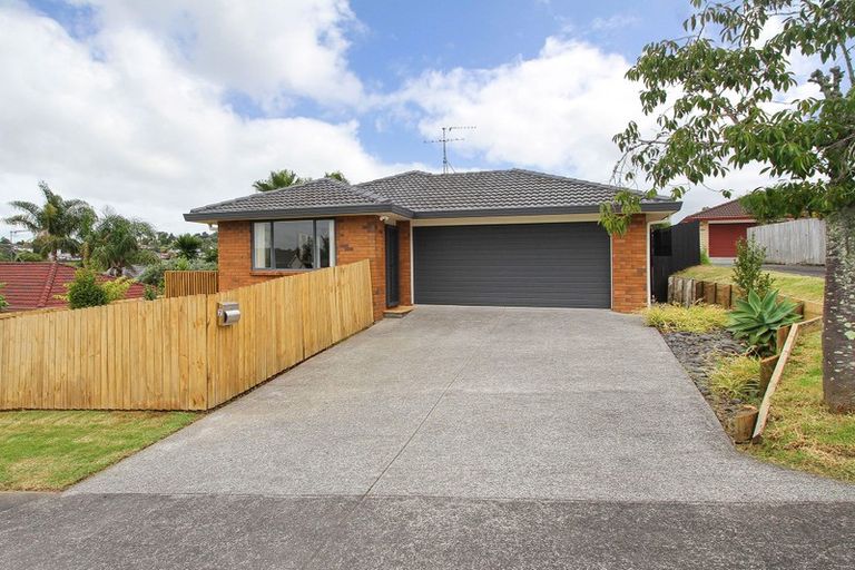 Photo of property in 2 Plumstead Rise, Glen Eden, Auckland, 0602