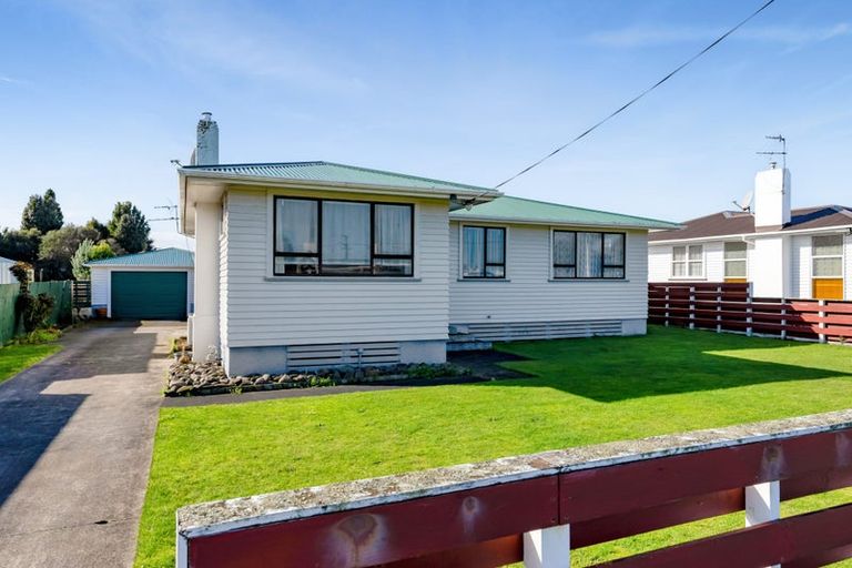 Photo of property in 44 Reid Avenue, Hawera, 4610