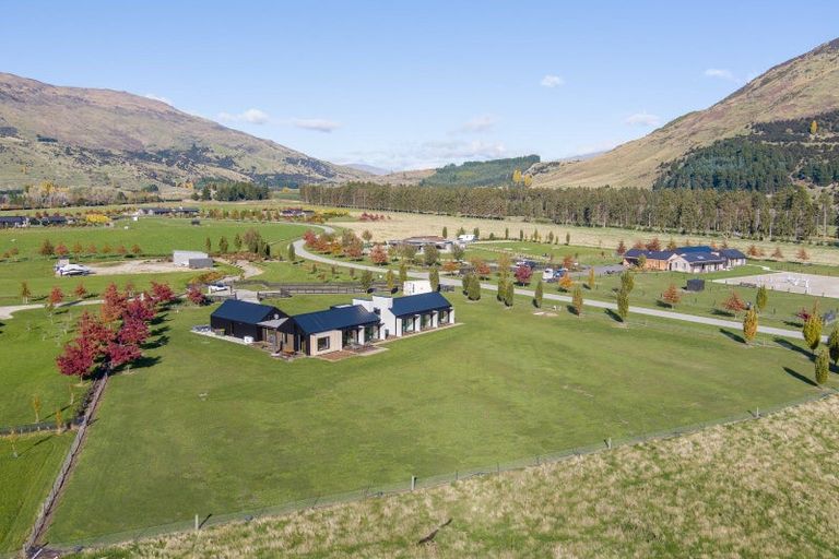 Photo of property in 10 Little Orchard Way, Wanaka, 9382