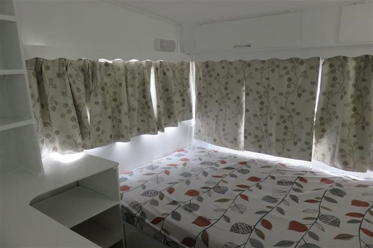 Photo of property in 15 Fernhaven Place, Massey, Auckland, 0614