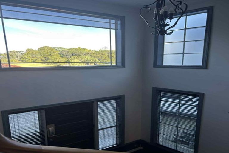 Photo of property in 14 Bush View Lane, Northcote Point, Auckland, 0627